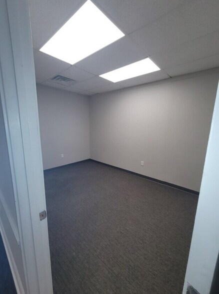 More Photos Of 2013 Devonshire Dr, Columbus Office For Lease