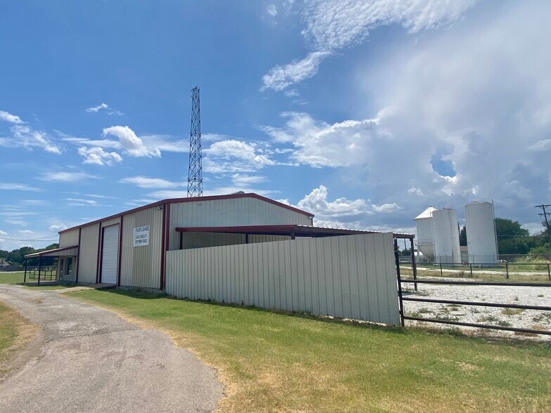 More Photos Of 3292 Speegleville Rd, Woodway Warehouse For Lease
