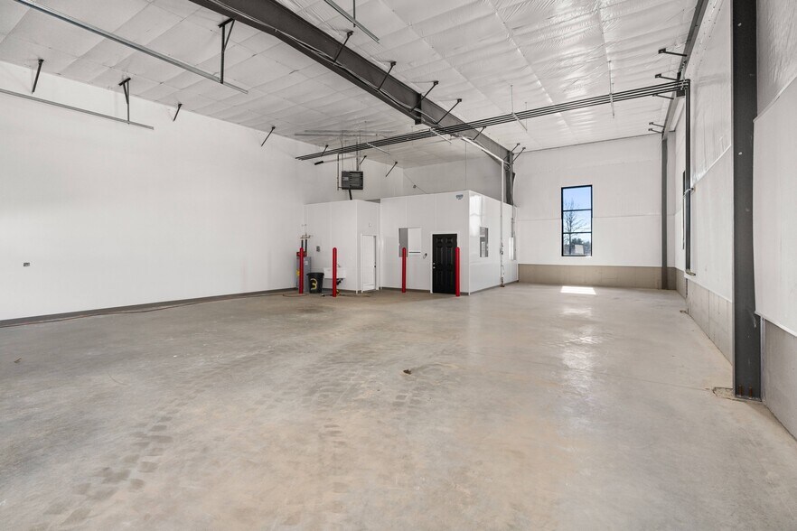 More Photos Of 170 Scott Swamp rd, Farmington Unknown For Lease