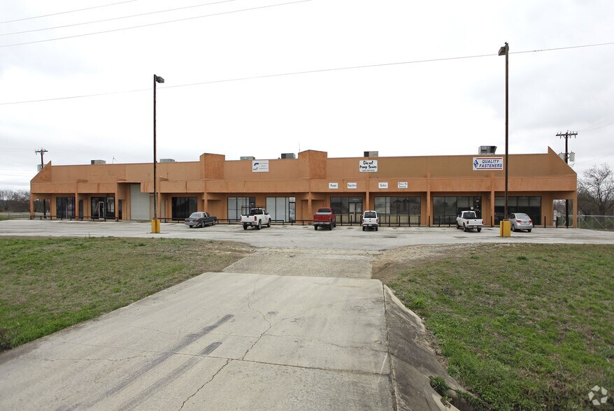 More Photos Of 3911-3929 E IH-10, San Antonio Light Manufacturing For Sale