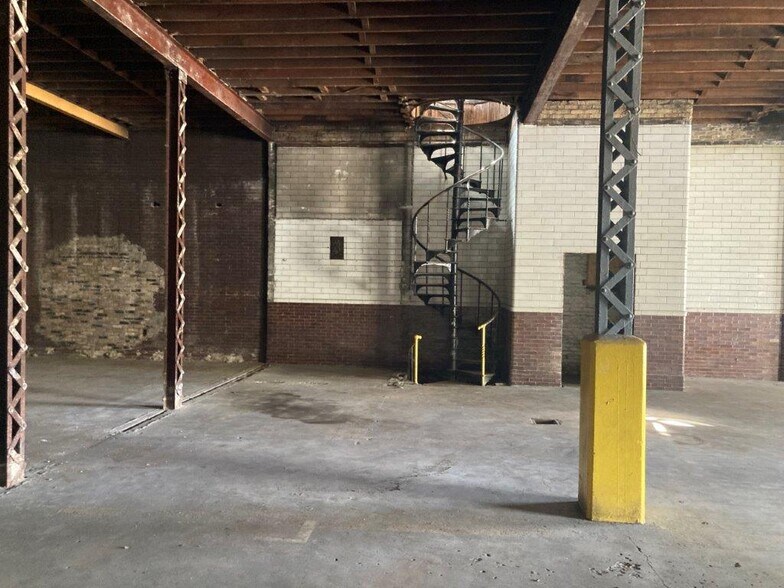 More Photos Of 4837 N Lipps Ave, Chicago Bar For Lease