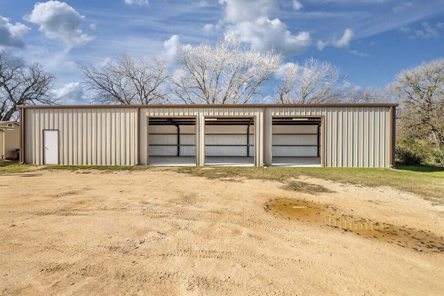 More Photos Of 713 N Riedel St, Yorktown Office For Sale