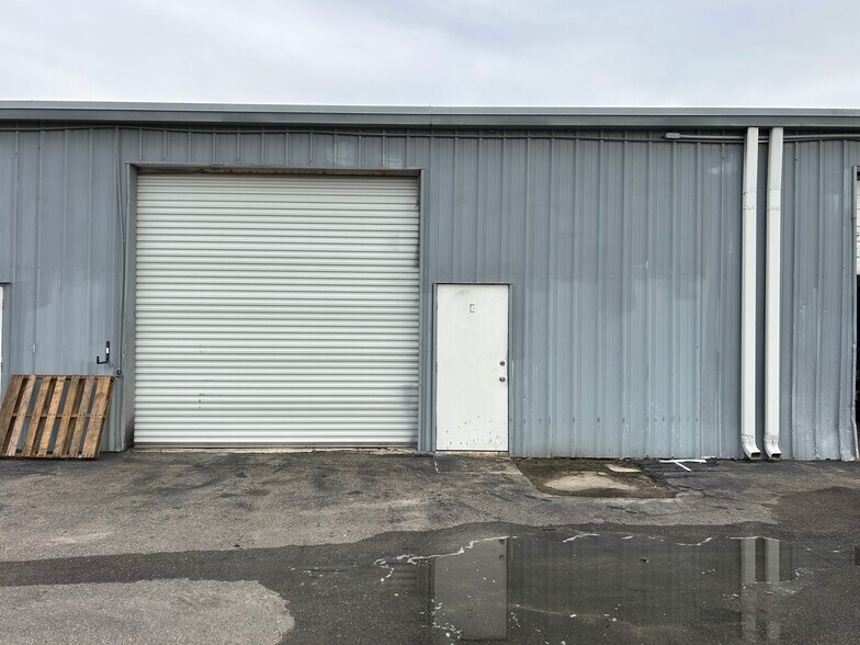 More Photos Of 8251 15th St E, Sarasota Warehouse For Lease