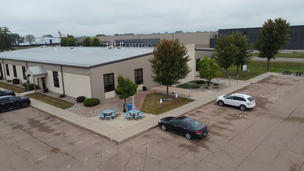 More Photos Of 1150 5th Ave SE, Hutchinson Office For Lease