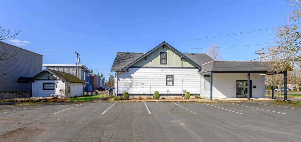 More Photos Of 636 NE Baker St, Mcminnville Freestanding For Sale