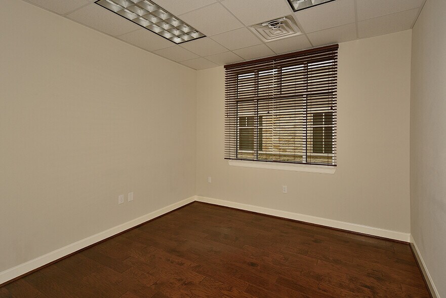 More Photos Of 2219 Sawdust Rd, The Woodlands Office For Sale