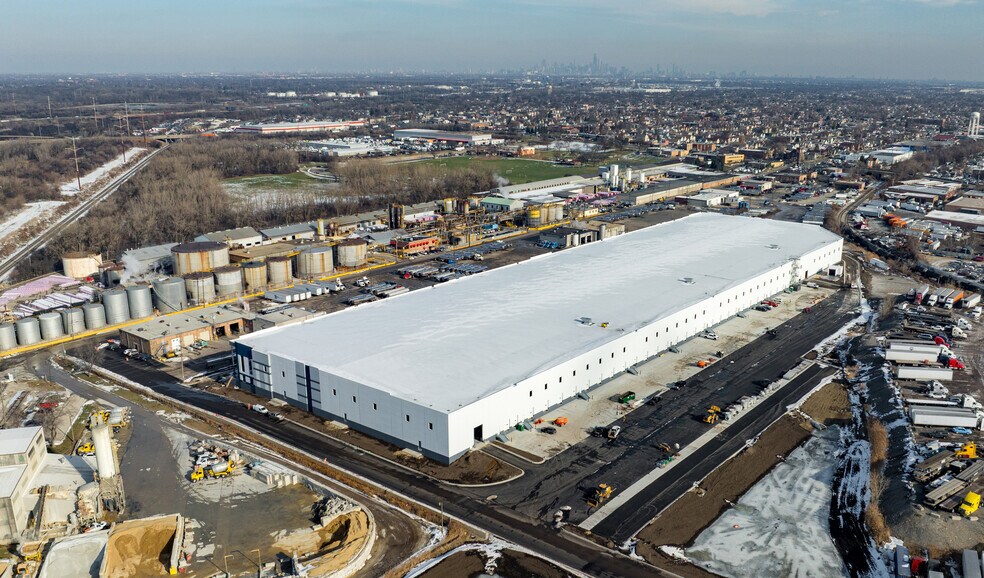 More Photos Of 7955 W 59th St, Summit Warehouse For Lease