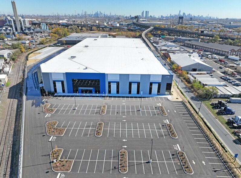More Photos Of 54 Lockwood St, Newark Distribution For Lease