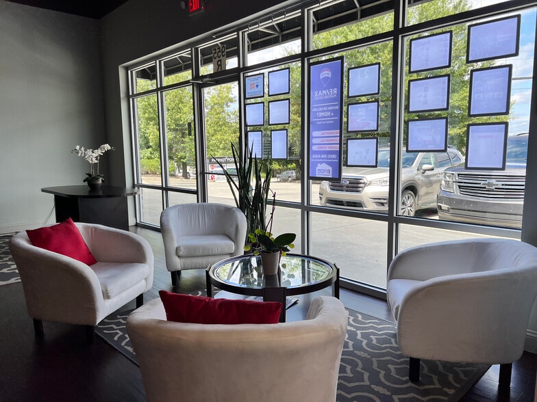 More Photos Of 955 E Main St, Lexington Freestanding For Lease