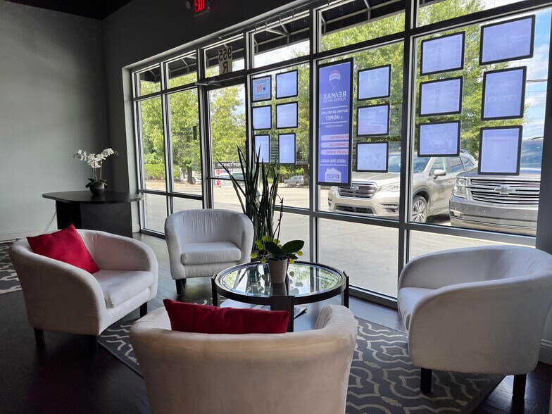 More Photos Of 955 E Main St, Lexington Freestanding For Lease