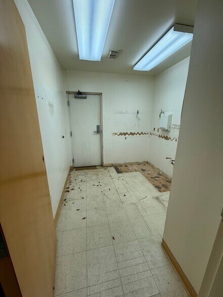 More Photos Of 2410 S Main St, Lindale Office For Sale