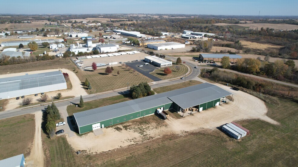 More Photos Of 1205 E Summit St, Maquoketa Warehouse For Lease