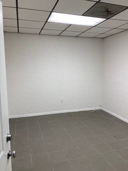 More Photos Of 4044 NE 5th Ter, Oakland Park Warehouse For Lease