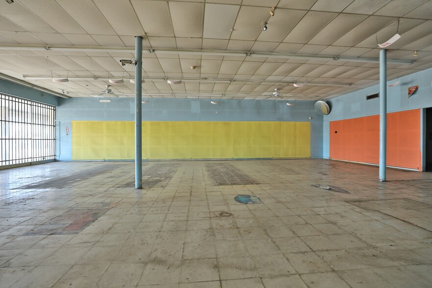 More Photos Of 1001-1023 S Broadway St, La Porte Storefront For Lease