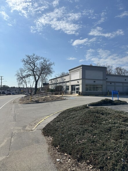 More Photos Of 18-20 Crystal Ave, Derry Drugstore For Lease