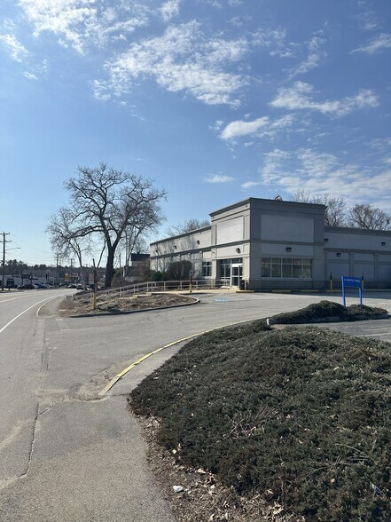 More Photos Of 18-20 Crystal Ave, Derry Drugstore For Lease