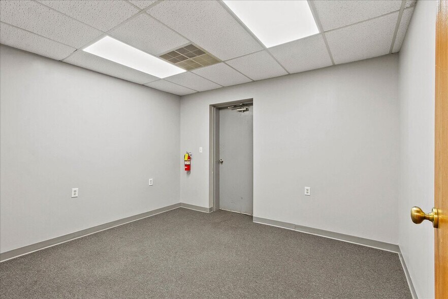 More Photos Of 6886 Wishart St, Huntsville Light Distribution For Lease