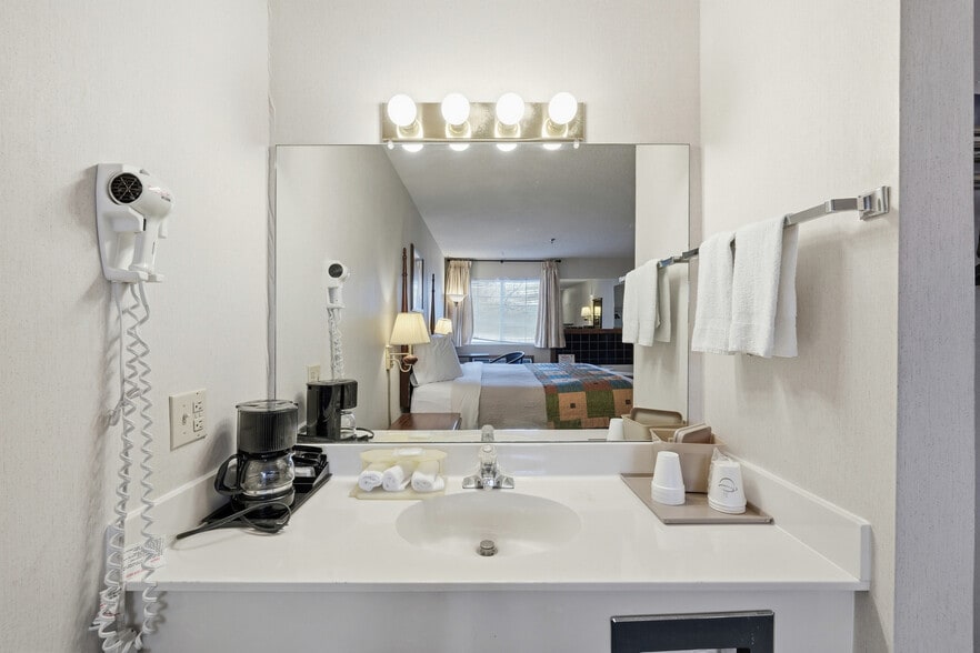 More Photos Of 3169 E Van Buren, Eureka Springs Hotel For Sale