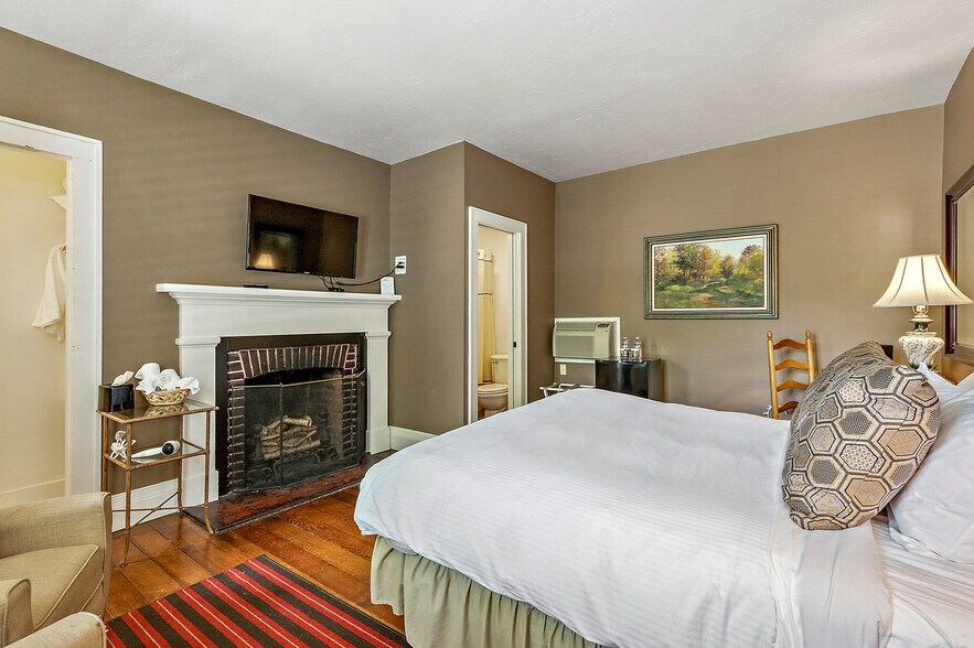 More Photos Of 240 E California St, Jacksonville Hotel For Sale