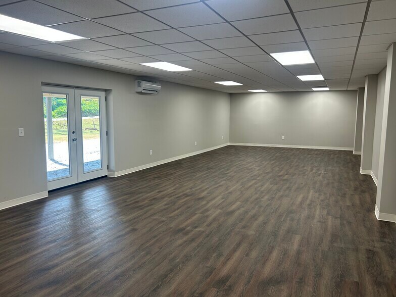 More Photos Of 453 Schmitt Rd, Rossville Warehouse For Lease