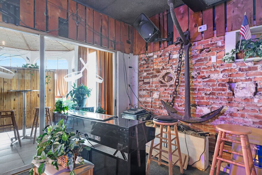 More Photos Of 700 Ocean Dr, Key Colony Beach Restaurant For Sale