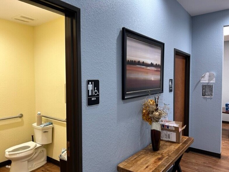 More Photos Of 4722 College Park, San Antonio Light Distribution For Sale