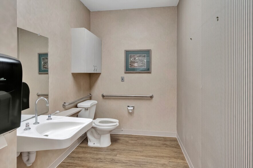 More Photos Of 8410 FM 236, Victoria Medical For Sale