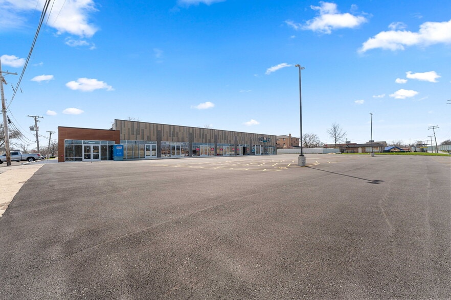 More Photos Of 7103 W 111th St, Worth Freestanding For Lease