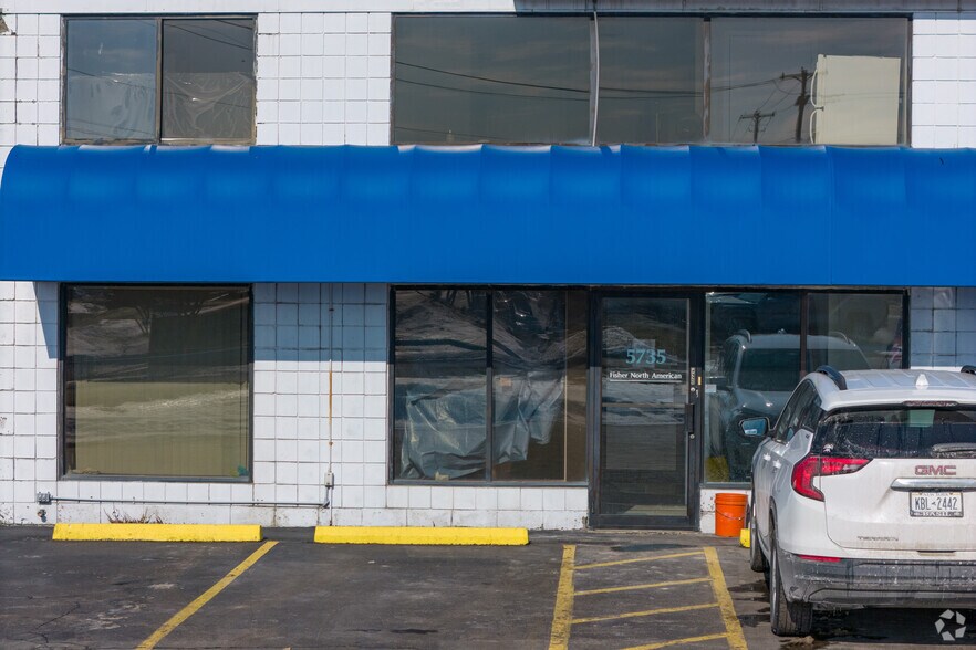 More Photos Of 5735 Maelou Dr, Hamburg Warehouse For Lease