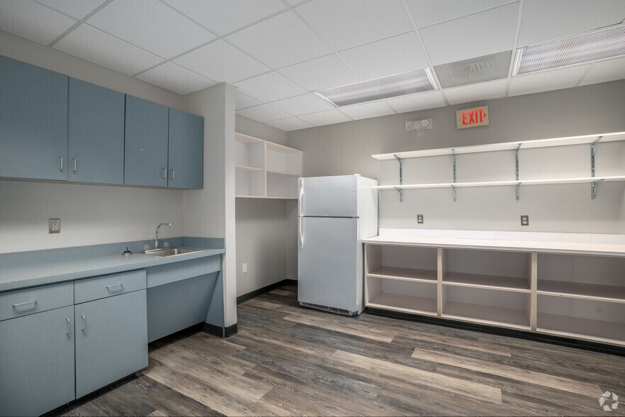 More Photos Of 2626 Glenwood Ave, Raleigh Office For Lease