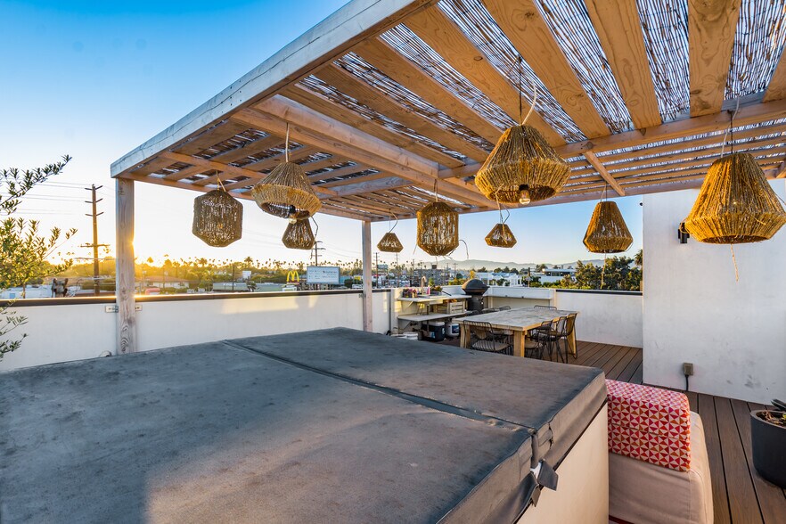 More Photos Of 2478 Penmar Ave, Venice Dormitory For Sale