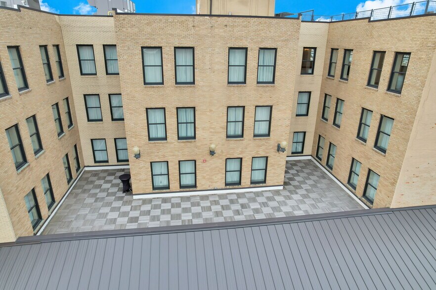 More Photos Of 301 Broadway, Lorain Hotel For Lease