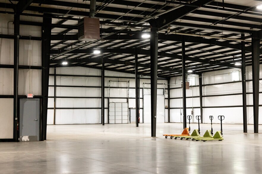 More Photos Of 802 Swan Dr, Smyrna Warehouse For Lease