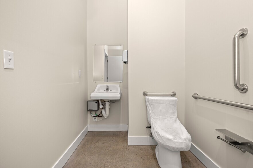 More Photos Of 3462 Greenfield rd, Berkley Medical For Lease