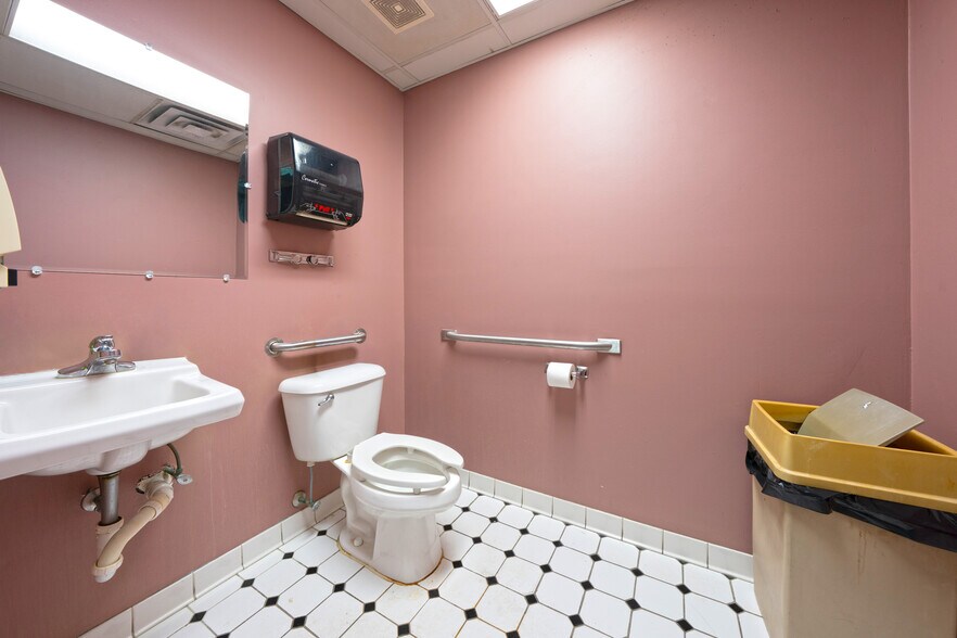 More Photos Of 1989 N Opdyke Rd, Auburn Hills Freestanding For Sale