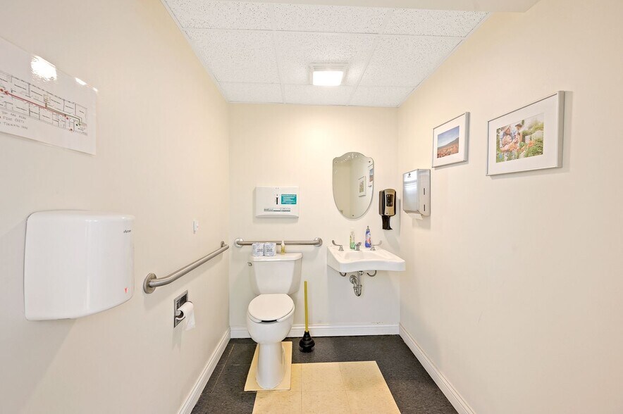 More Photos Of 71 E Hollister St, Cincinnati Medical For Lease