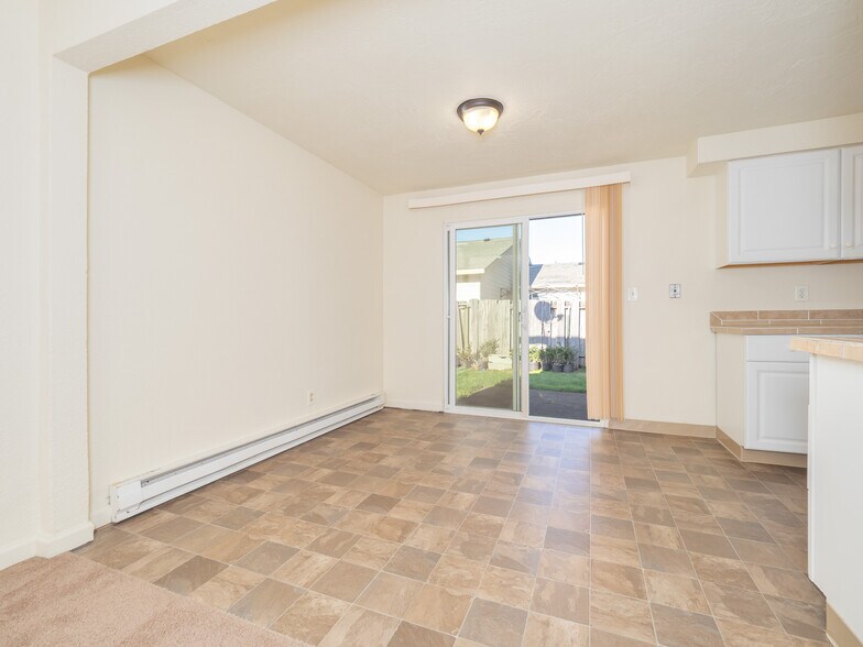 More Photos Of 1581 James St, Woodburn Multifamily For Sale