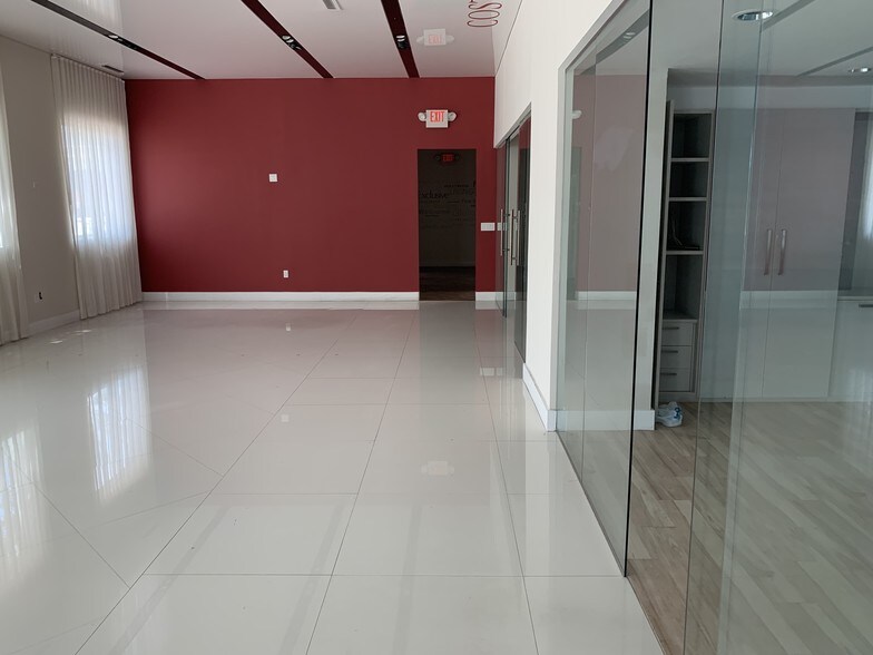 More Photos Of 201 N Ocean Dr, Hollywood Storefront Retail Office For Lease