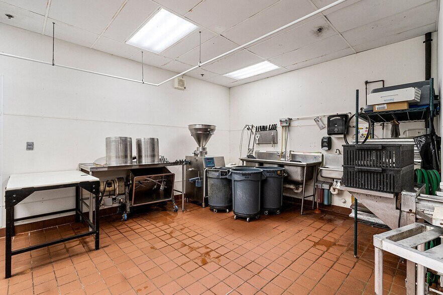 More Photos Of 2330 Menasha Ave, Manitowoc Supermarket For Sale