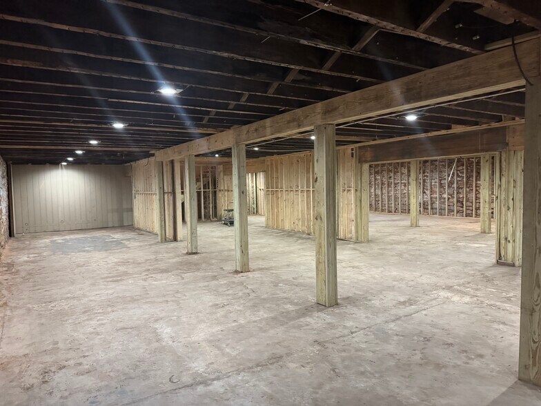 More Photos Of 116 W Solomon St, Griffin Restaurant For Lease