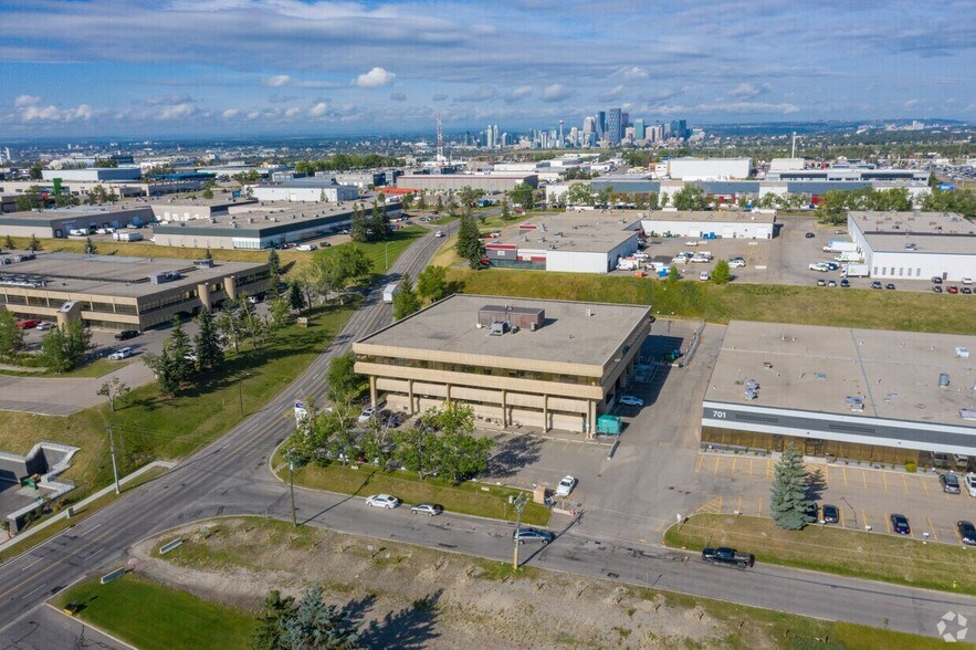 More Photos Of 3016 5th Ave NE, Calgary Medical For Sale