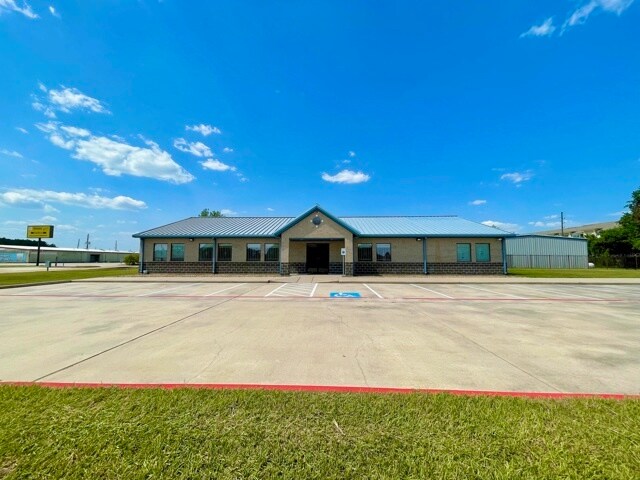 Primary Photo Of 21120 Spring Town Dr, Spring Showroom For Lease