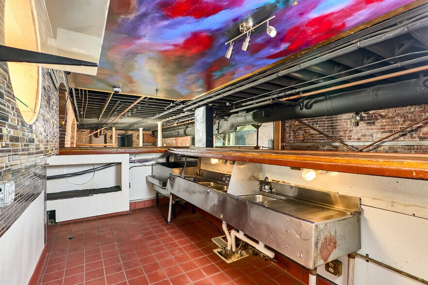 More Photos Of 910 2nd St, Sacramento Bar For Sale