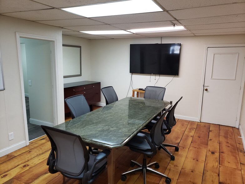 More Photos Of 33 Elm St, Merrimack Warehouse For Lease