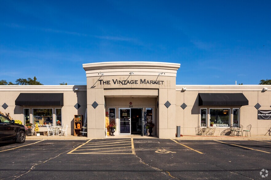 More Photos Of 209-223 S Lincolnway, North Aurora General Retail For Lease