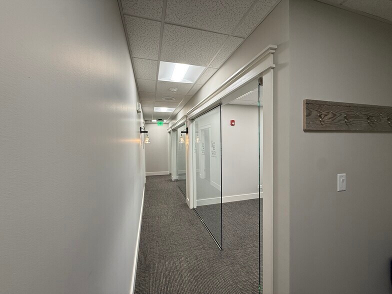 More Photos Of 804 N Front St, McHenry Office For Lease