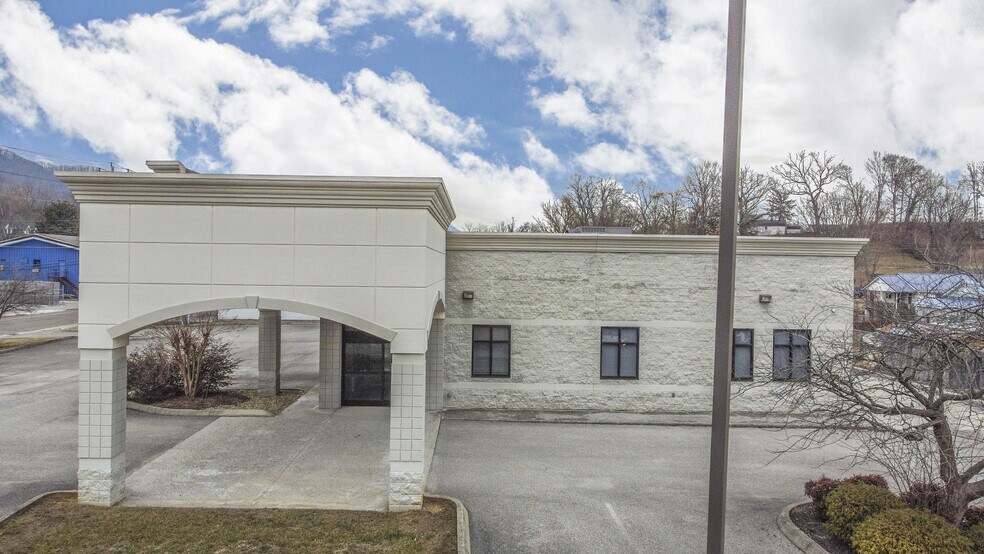 More Photos Of 305 River Dr, LaFollette Medical For Sale