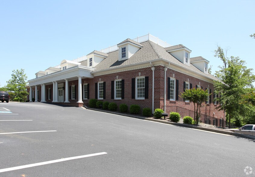 Primary Photo Of 225 Country Club Dr, Stockbridge Medical For Sale