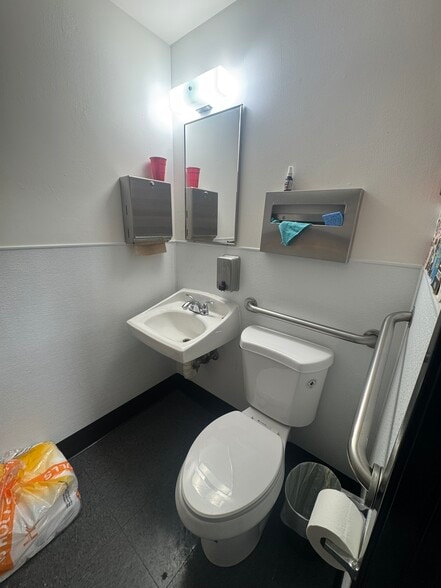 More Photos Of 2633 E 28th St, Signal Hill Research And Development For Lease