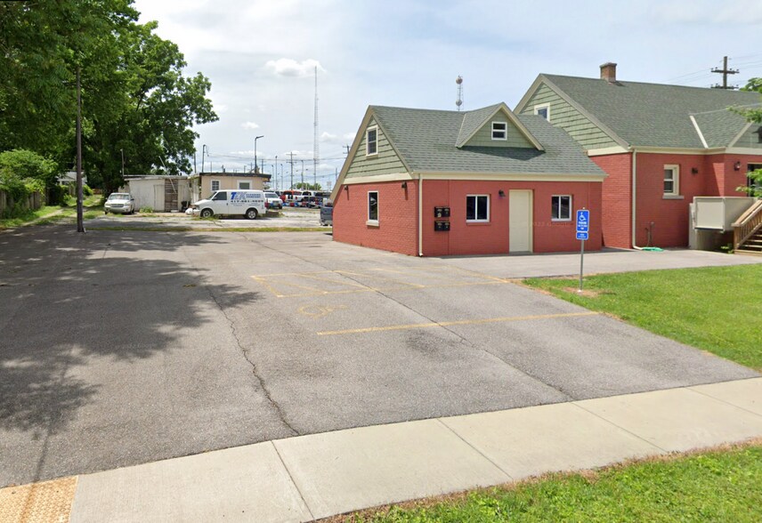 More Photos Of 1484 E Saint Louis St, Springfield Office For Sale